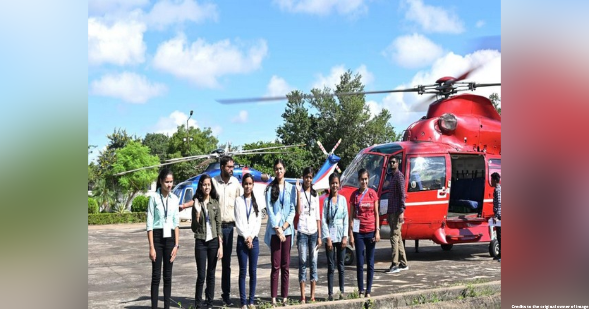 Meritorious students of Chhattisgarh take helicopter ride in Raipur